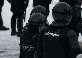 Bătaie cu lopeți și indicatoare rutiere pe străzile din Moscova (Video)