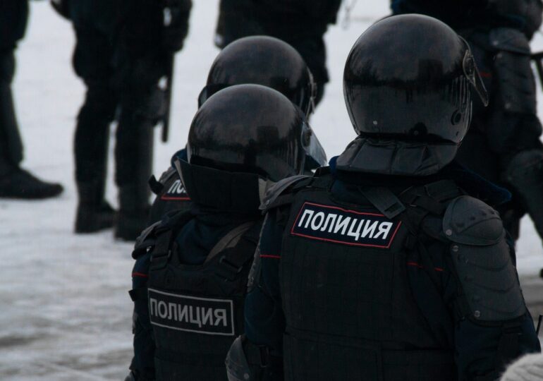 Bătaie cu lopeți și indicatoare rutiere pe străzile din Moscova (Video)