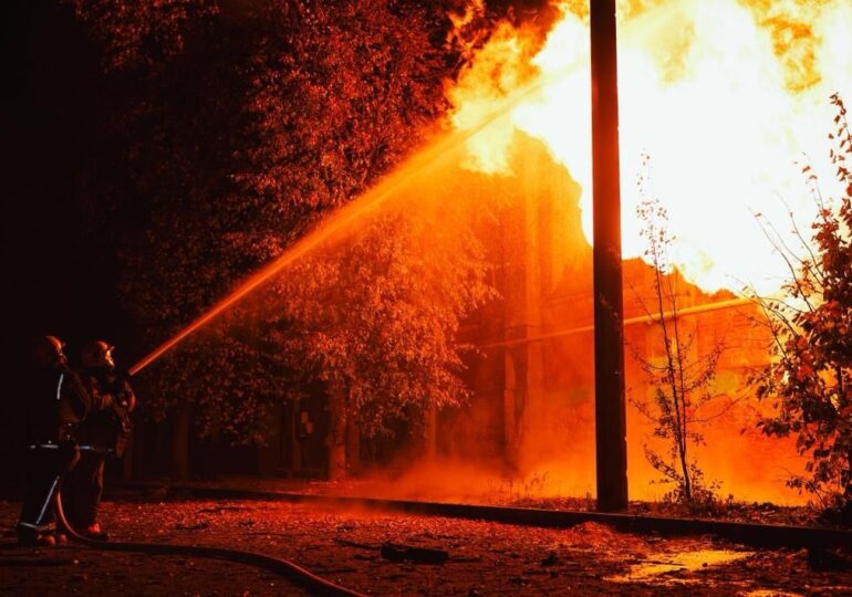 <span style="color:#990000;">Ziua 1329</span> Spital lovit de bombă și un convoi umanitar atacat de ruși. Depozitul de combustibil din Crimeea arde de două zile. Hodorkovski și Kasparov, acuzați de terorism (Foto & Video)