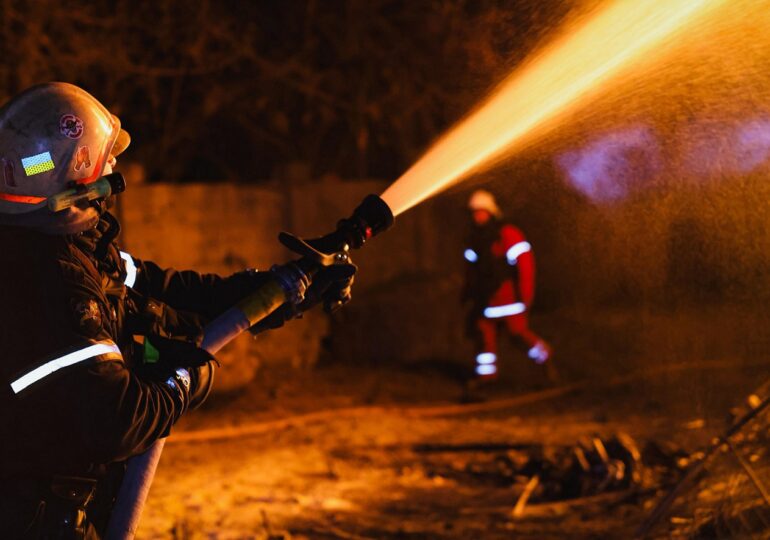 <span style="color:#990000;">Ziua 1321</span> Femeie ucisă în propria casă de ruși. Explozie uriașă în Crimeea. Atac la o fabrică de explozibili din vestul Rusiei (Video)