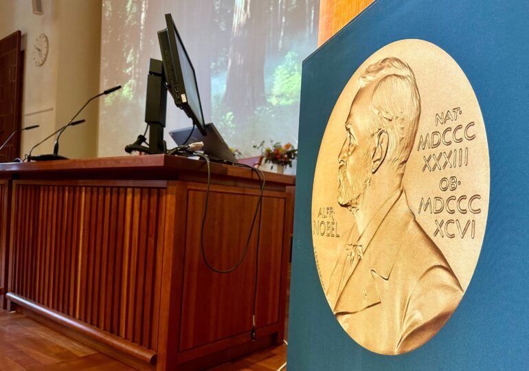 Premiul Nobel pentru Fizică 2025, acordat unui trio de cercetători pentru descoperiri revoluționare în mecanica cuantică