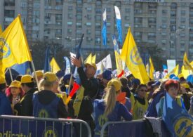 Mii de sindicaliști, aduși cu autocarele din țară, protestează la Guvern: "România, trezește-te!" (Video&Galerie foto)