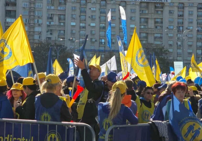 Mii de sindicaliști, aduși cu autocarele din țară, protestează la Guvern: "România, trezește-te!" (Video&Galerie foto)