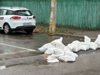Unde au fost găsiți zeci de saci cu nisip furați de pe străzile Constanței, în timpul ciclonului. „Îi folosește la pisici”