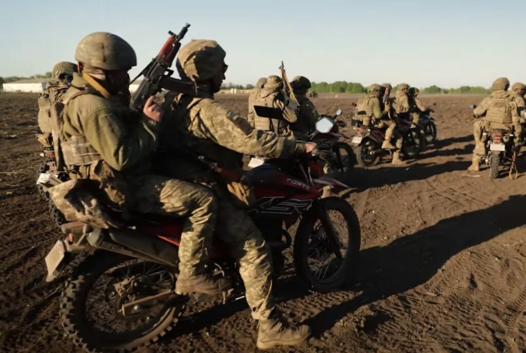 Unitatea „Mad Max” care nimicește forțele ruse cu raiduri pe motociclete: un grup de eroi sau o bandă condusă de ticăloși? (Video)