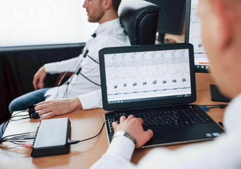 CCR interzice testarea angajaților cu detectorul de minciuni: prevederea e neconstituțională