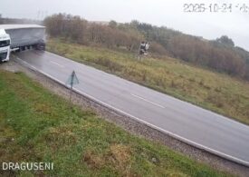 Doi bărbați au murit într-un accident cumplit pe DN 2. Un camion s-a răsturnat peste o mașină. Impactul, surprins pe camere (Video)