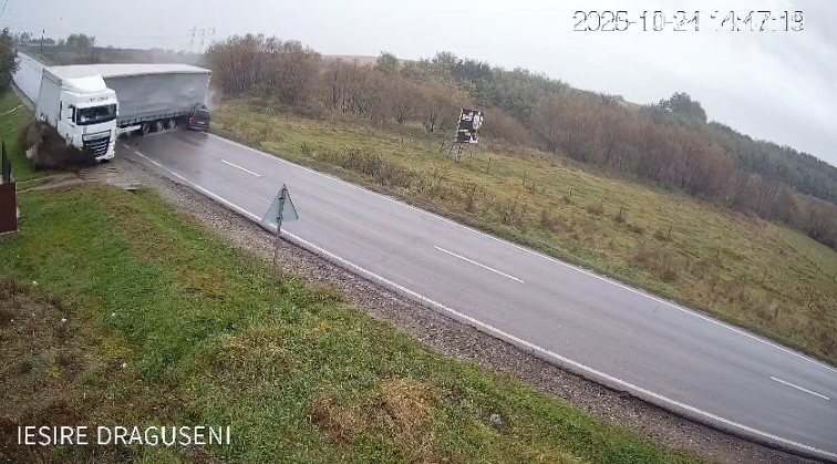 Doi bărbați au murit într-un accident cumplit pe DN 2. Un camion s-a răsturnat peste o mașină. Impactul, surprins pe camere (Video)