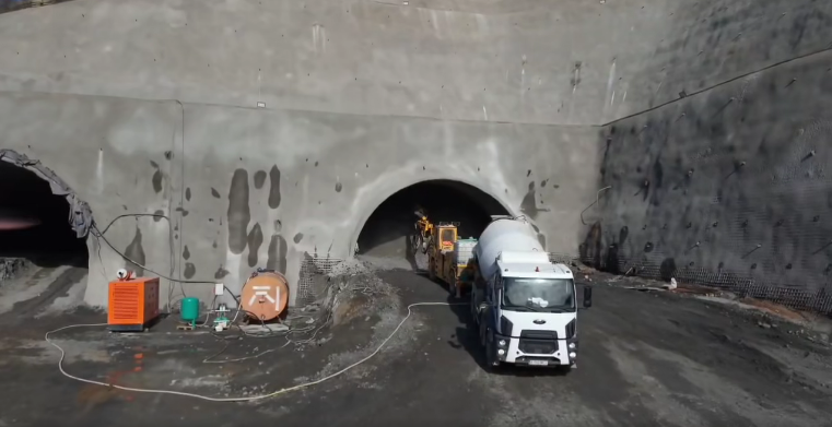 A început dinamitarea la primul tunel în munte de pe Valea Oltului, pe Autostrada A1 Sibiu - Pitești (Video)