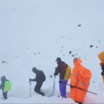 „Când ne-am trezit, zăpada avea un metru grosime”. Sute de turiști, coborâți de pe Everest după o furtună neobișnuită (Video)