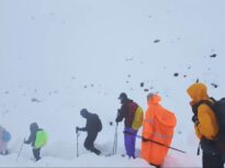 „Când ne-am trezit, zăpada avea un metru grosime”. Sute de turiști, coborâți de pe Everest după o furtună neobișnuită (Video)