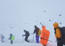 „Când ne-am trezit, zăpada avea un metru grosime”. Sute de turiști, coborâți de pe Everest după o furtună neobișnuită (Video)