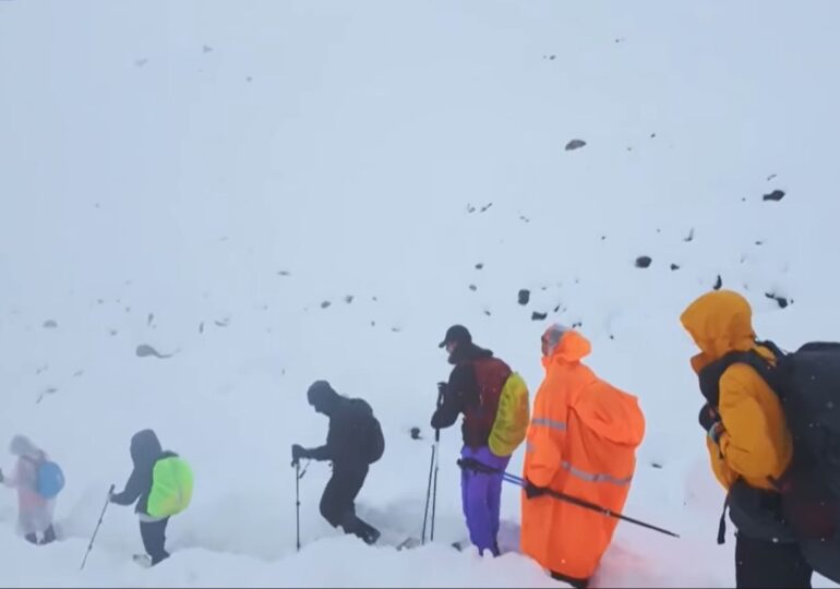 „Când ne-am trezit, zăpada avea un metru grosime”. Sute de turiști, coborâți de pe Everest după o furtună neobișnuită (Video)