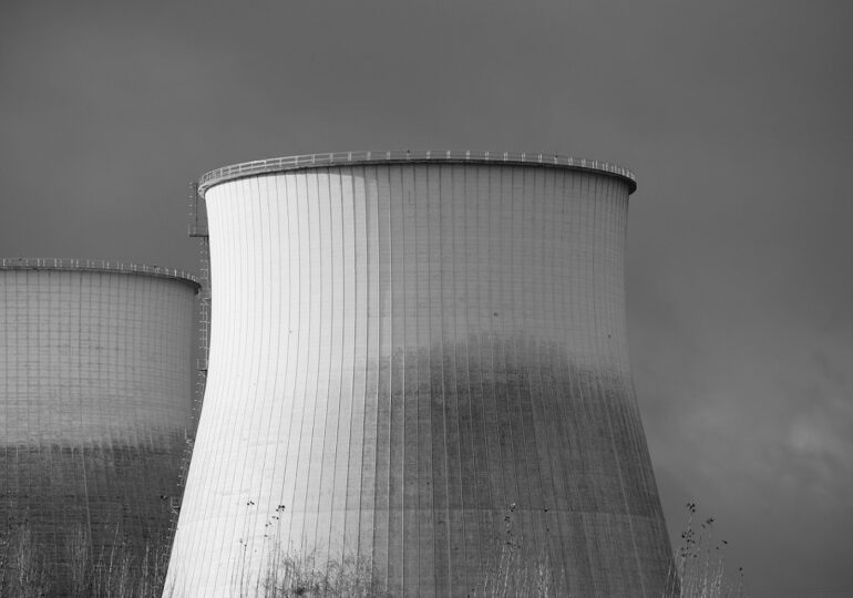 Germany abandons nuclear energy and demolishes the towers of a nuclear power plant (Video)
