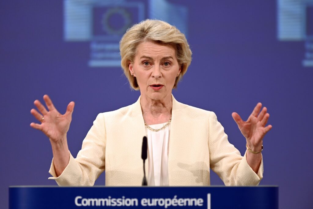 Ursula von der Leyen vrea reguli mai stricte pentru protejarea industriei europene: fondurile publice, condiționate de componente produse în UE