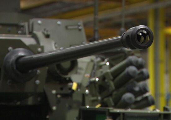 Scump, zgomotos și cu 8 ani prea târziu. Mai e noul vehicul de luptă al armatei britanice bun de ceva?