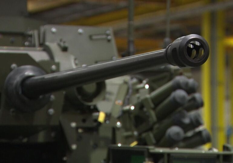 Scump, zgomotos și cu 8 ani prea târziu. Mai e noul vehicul de luptă al armatei britanice bun de ceva?