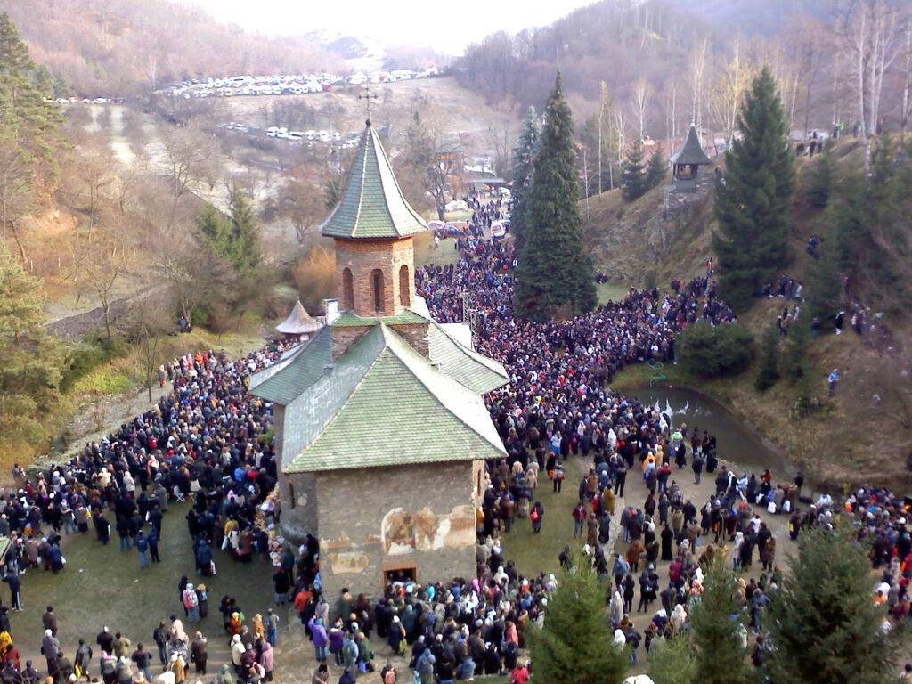 Aproape 15.000 de credincioși, la canonizarea părintelui Arsenie Boca (Video)