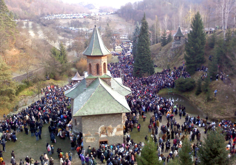 Aproape 15.000 de credincioși, la canonizarea părintelui Arsenie Boca (Video)