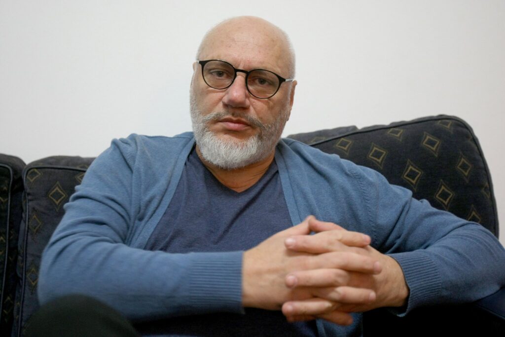 PressOne: Peste 20 de ani de impostură: Doctorul Cristian Andrei, cel mai mediatizat psihoterapeut al României, practică fără atestat. Acuzații de hărțuire sexuală în cabinet