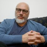 PressOne: Peste 20 de ani de impostură: Doctorul Cristian Andrei, cel mai mediatizat psihoterapeut al României, practică fără atestat. Acuzații de hărțuire sexuală în cabinet