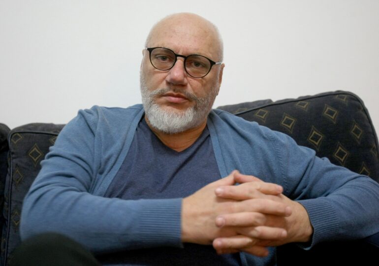 PressOne: Peste 20 de ani de impostură: Doctorul Cristian Andrei, cel mai mediatizat psihoterapeut al României, practică fără atestat. Acuzații de hărțuire sexuală în cabinet