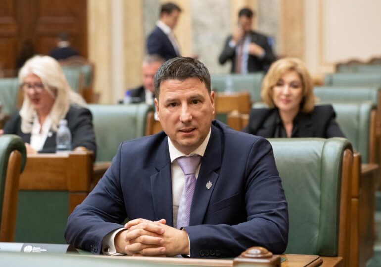 Senator ales pe listele SOS, cercetat pentru furt. A luat un rucsac uitat la recepția unui hotel