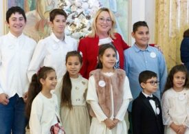 Copiii români, pe podiumul sărăciei din UE: Festivalul Brazilor de Crăciun ridică vocea copiilor vulnerabili pentru care accesul la educație e o luptă