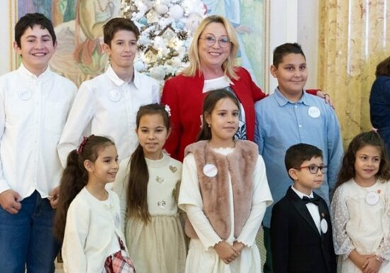 Copiii români, pe podiumul sărăciei din UE: Festivalul Brazilor de Crăciun ridică vocea copiilor vulnerabili pentru care accesul la educație e o luptă