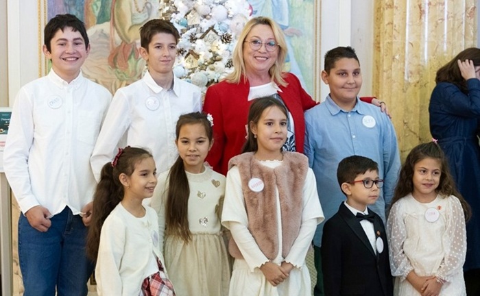 Copiii români, pe podiumul sărăciei din UE: Festivalul Brazilor de Crăciun ridică vocea copiilor vulnerabili pentru care accesul la educație e o luptă