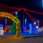 Comune mici cu cheltuieli exagerate: cum se „ard” zeci de mii de euro de Crăciun, pe brazi uriași, figurine kitsch și luminițe peste ulițe