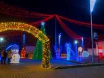 Comune mici cu cheltuieli exagerate: cum se „ard” zeci de mii de euro de Crăciun, pe brazi uriași, figurine kitsch și luminițe peste ulițe