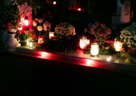 Cum s-a sărbătorit Ziua Morților în Transilvania. Sute de oameni au adus flori. „Tot timpul îmi vin amintirile”