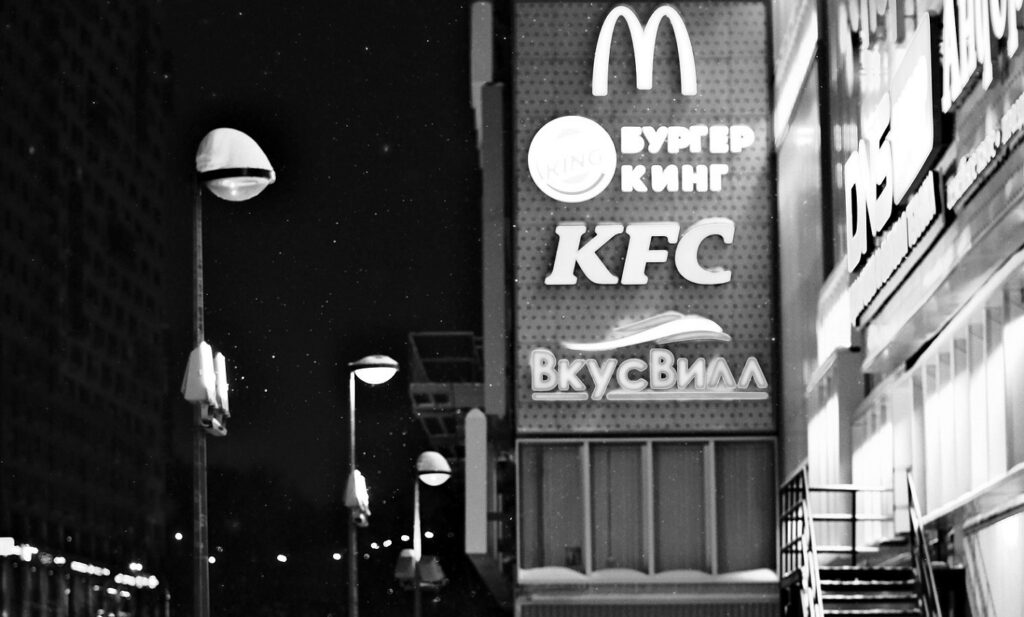 Un vis care a pierit: Copiii care în 1990 stăteau la coadă în Moscova pentru un Big Mac trăiesc acum sub talpa lui Putin (Video)