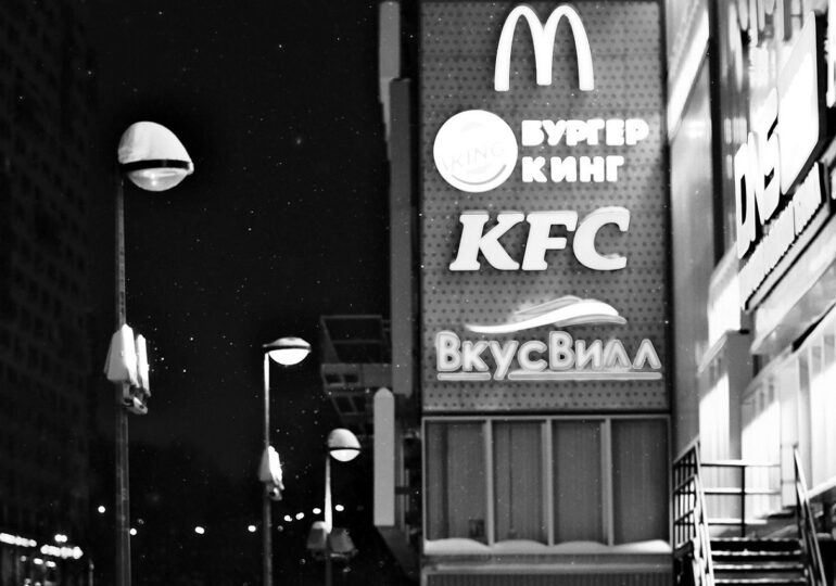 Un vis care a pierit: Copiii care în 1990 stăteau la coadă în Moscova pentru un Big Mac trăiesc acum sub talpa lui Putin (Video)