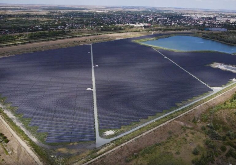 Cu bani din PNRR, a fost pus în funcțiune cel mai mare parc fotovoltaic din România construit pe teren degradat (Video)