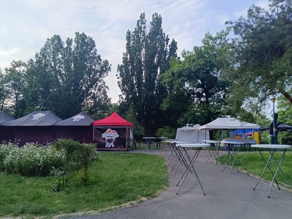 Parcul Circuluir târg cu multe corturi și mese