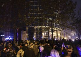 Câteva sute de persoane au protestat în fața Înaltei Curți, cerând revocarea Liei Savonea (Foto&Video)