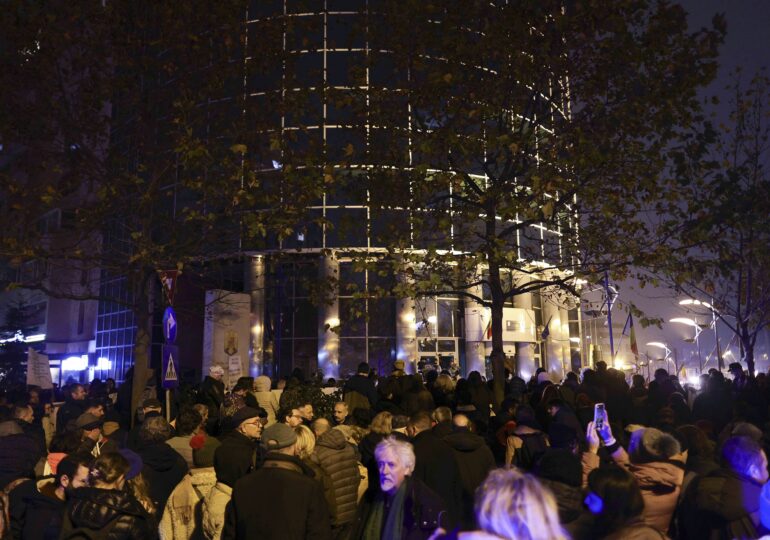 Câteva sute de persoane au protestat în fața Înaltei Curți, cerând revocarea Liei Savonea (Foto&Video)