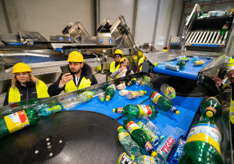 The Guardian scrie despre cum a creat România cel mai mare sistem de garanție - returnare din lume