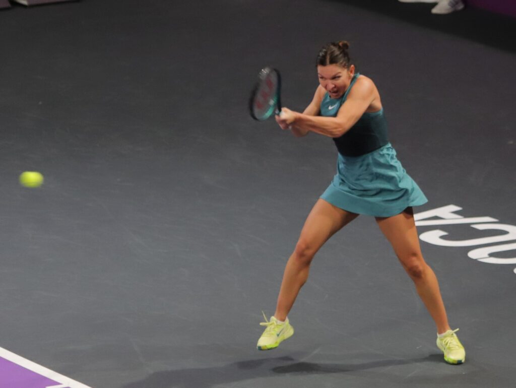 Mesajul Simonei Halep după ce i-a oferit Arynei Sabalenka trofeul pentru locul 1 mondial
