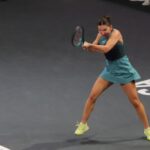 Mesajul Simonei Halep după ce i-a oferit Arynei Sabalenka trofeul pentru locul 1 mondial