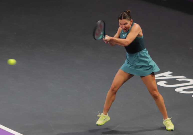 Mesajul Simonei Halep după ce i-a oferit Arynei Sabalenka trofeul pentru locul 1 mondial