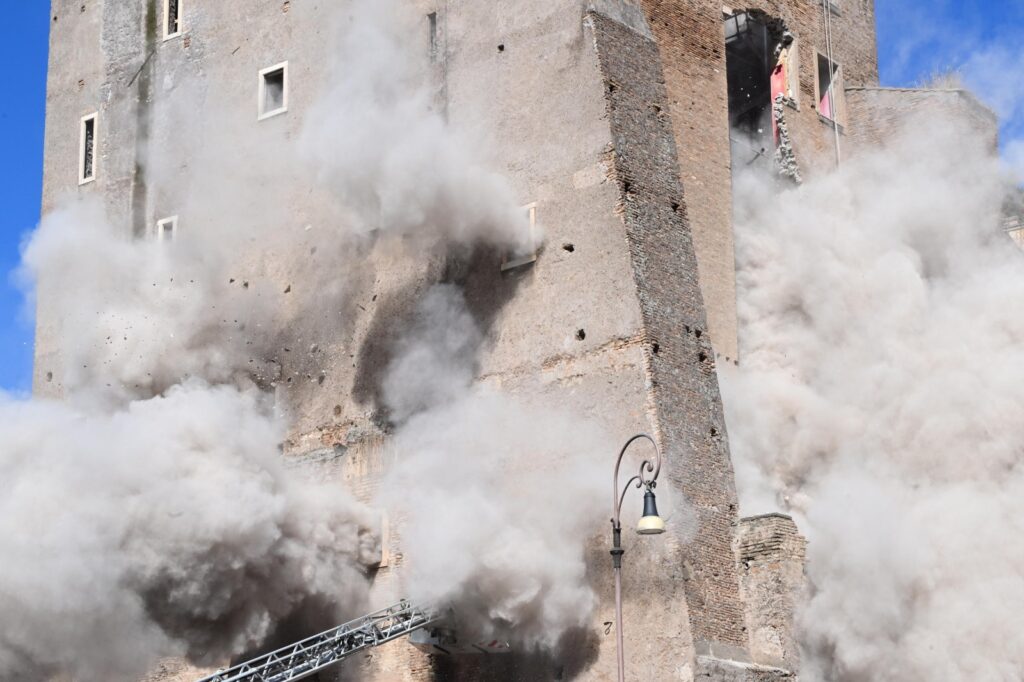 Patru persoane, anchetate în Italia după moartea muncitorului român prins sub dărâmăturile Torre dei Conti