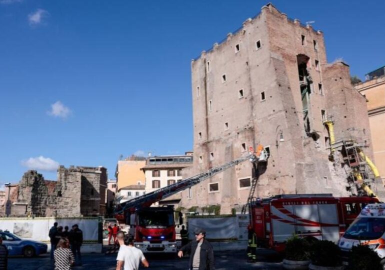 Un muncitor român a fost prins sub dărâmături după ce un turn istoric din centrul Romei s-a prăbușit parțial (Video)