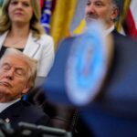 Imagini cu Trump care pare să-și țină cu greu ochii deschiși în timpul unui eveniment în Biroul Oval (Video)