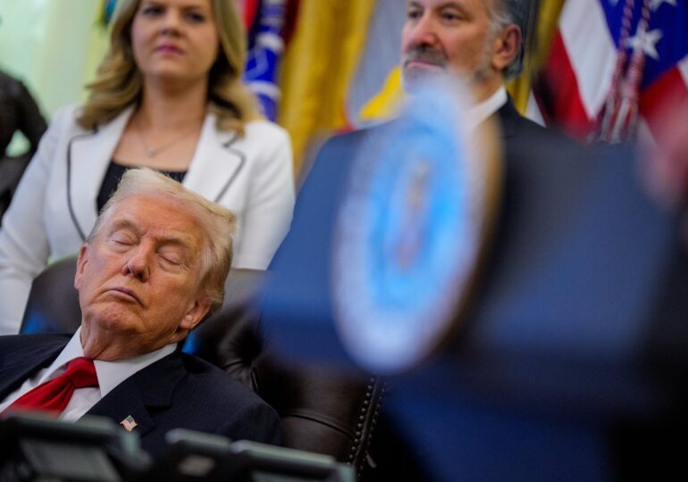 Imagini cu Trump care pare să-și țină cu greu ochii deschiși în timpul unui eveniment în Biroul Oval (Video)