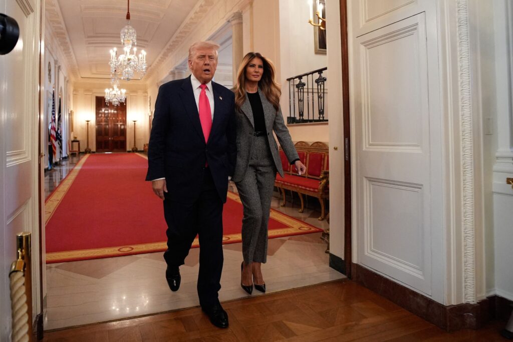 Uraganul Epstein lovește SUA. Donald Trump își schimbă strategia, luându-l la țintă pe Bill Clinton. Secretele unei afaceri tenebroase ies la suprafață