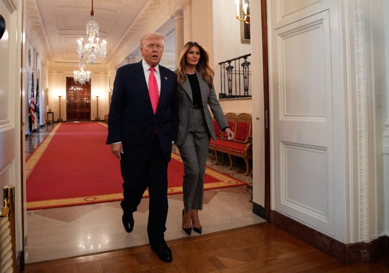 Uraganul Epstein lovește SUA. Donald Trump își schimbă strategia, luându-l la țintă pe Bill Clinton. Secretele unei afaceri tenebroase ies la suprafață