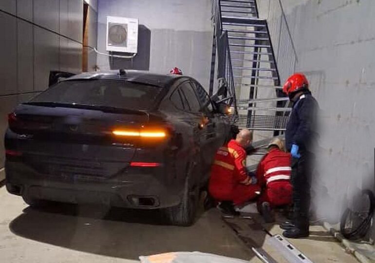 O fostă judecătoare ar fi încurcat frâna cu accelerația și a ucis un tânăr în scaun cu rotile